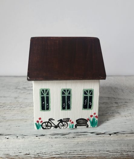 Handcrafted tiny wooden house !