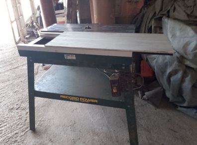 Router table with makita router recrd table
