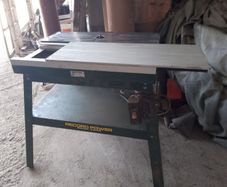 Router table with makita router recrd table
