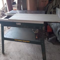 Router table with makita router recrd table