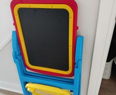 Easel - Crayola white and black board