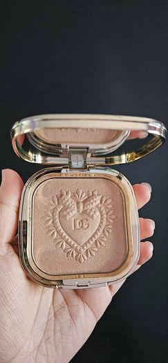 Dolce & Gabbana Everlift Luminizer Oil Infused Softhalo Powder in 00 Universal Light