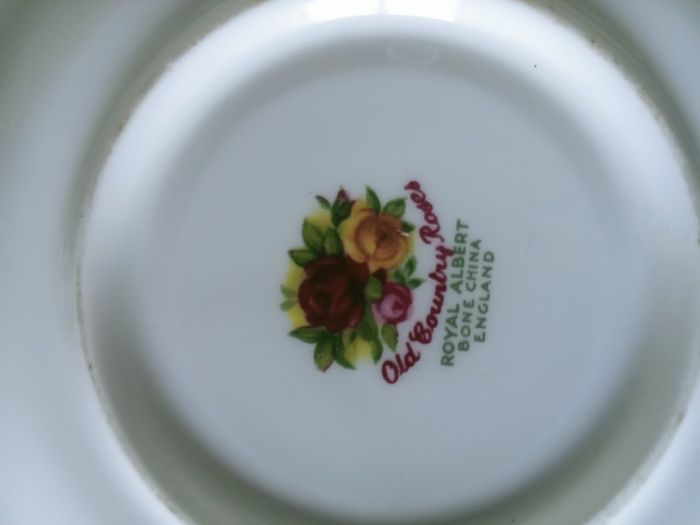Royal Albert "Old Country Roses"   21 pcs Tea Set