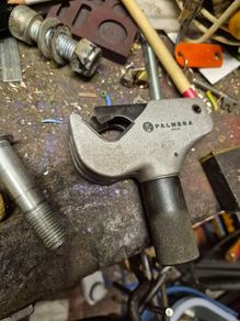 Thread repairing tool
