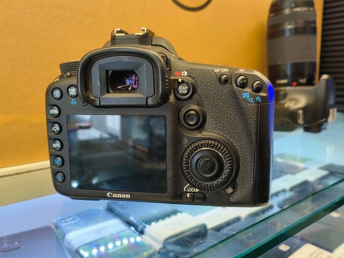 Canon EOS 7D 18.0 MP Digital SLR Camera Body Only