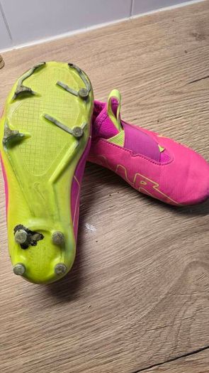 kids football boots