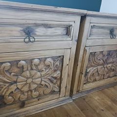 2 bedside cabinets