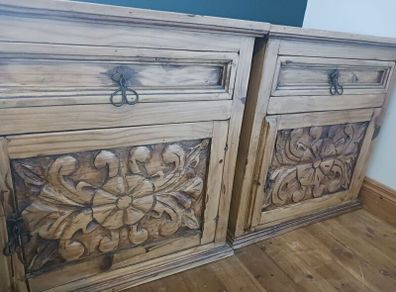 2 bedside cabinets