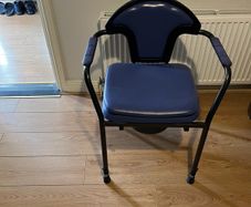 Commode chair