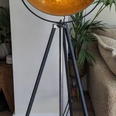 Tripod lamp