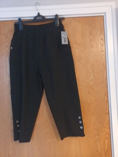 Fin Black  Cropped Trousers.  Size. 16.  B.N.W.T