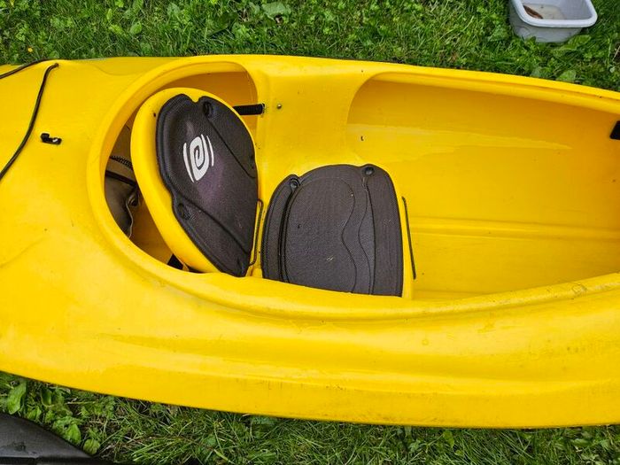2x Single Kayaks (Sit-on + Sit-in) + 2 Paddles, Spraydeck, Buoyancy Bags, Pump & Universal 2-Kayak Roof Rack