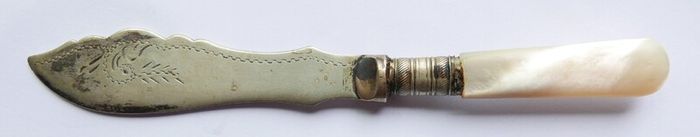 Vintage Sheffield butter or fish knives, two knives have white mother-of-pearl handles