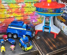 Paw Patrol control tower + big Paw Patrol cruiser + 5x figures + Explorer vehicle
