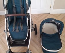 Uppababy Vista V2 bassinet, toddler seat and maxi cosi pebble car seat