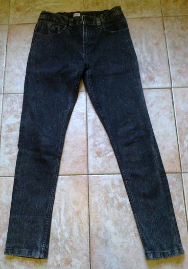 Lois Denim Jacket and dark jeans