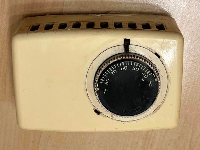 Antique mechanical thermostat