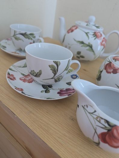 Dunnes Home tea set, for 3 person, contains 11 pcs, including 3 tea cups, 3 saucers, a milk jar, a sugar bowl with lid and a tea pot with lid. Brand new, impeccable conditions. Any scratches, cracks or cips.