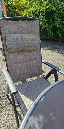Garden furniture round table and 5 chairs.