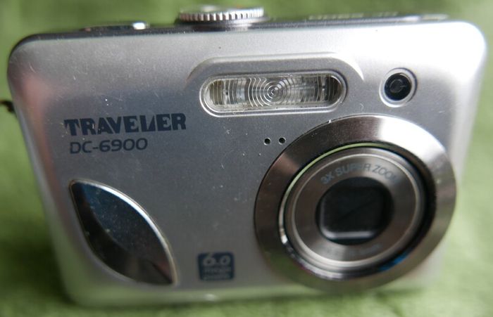 Traveler DC-6900 6MP Digital Camera 2Gb SD Card and bag  Tested