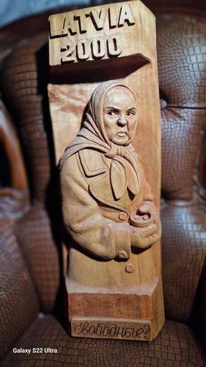 Sculptures, portraits made of wood.