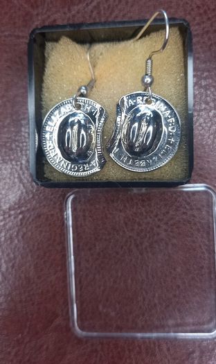 Vintage jewelry is sold individually for 5 to 10 euros