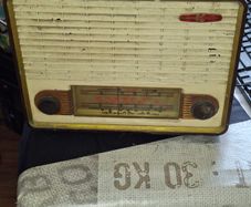 1940s Bakelite Pye Radio from Cambridge, England, Powered on no sound just static, maybe need aerial, Stage or Movie Props Postage Available or collection,