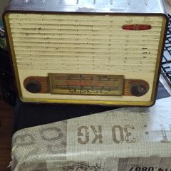 1940s Bakelite Pye Radio from Cambridge, England, Powered on no sound just static, maybe need aerial, Stage or Movie Props Postage Available or collection,