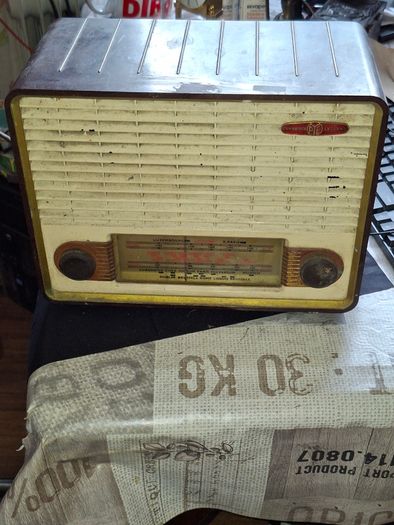 1940s Bakelite Pye Radio from Cambridge, England, Powered on no sound just static, maybe need aerial, Postage Available or collection,