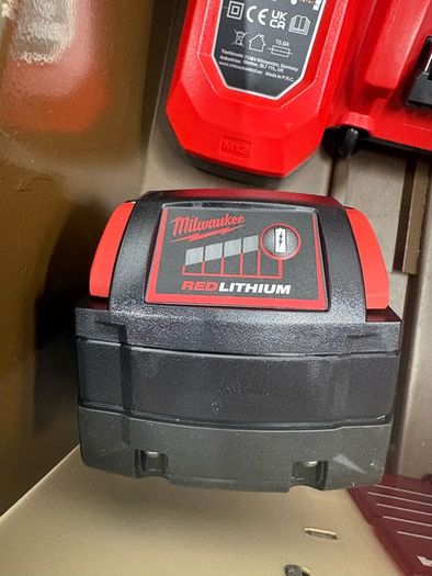 Milwaukee 18v 5ah / Rapid charger new