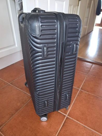 Medium suitcase