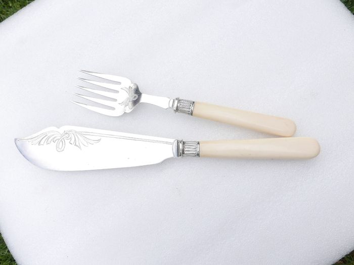 Vintage Art Deco Hallmarked Silver Plated Fish Servers: Sheffield