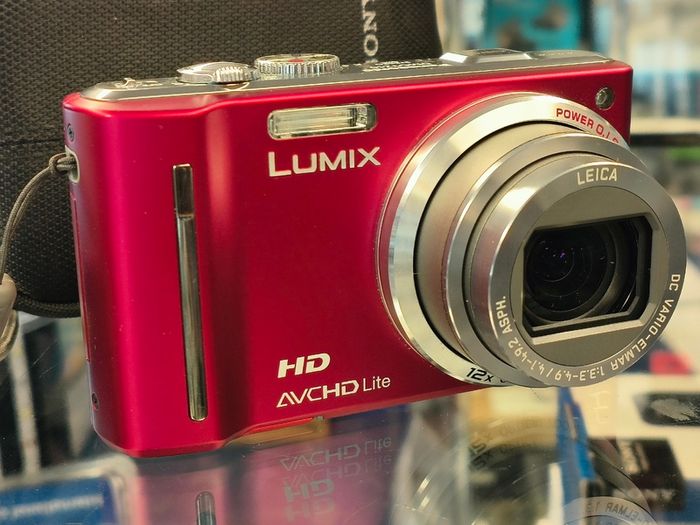 Panasonic LUMIX DMC-TZ10 12.1MP Digital Camera 12x Optical Zoom Red/ Excellent