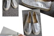 Silver flats size 8, but its more like 7.5 in my opinion. Tried once , so like New.