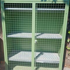 Metal shelving unit