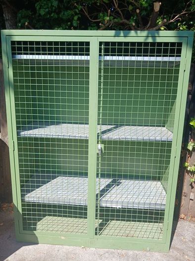 Metal shelving unit