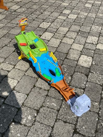 Hot Wheels Monster Trucks Wreckin Raceway