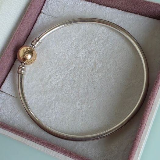 Pandora Moments two-tone bangle ir sterling silver with a 14k yellow gold ball clasp. (Size approx 19cm) for the right size please check all the photos (the bracelet is in very good condition)