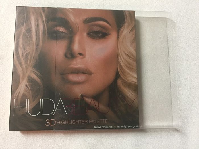 Huda Beauty 3D Highlighter palette