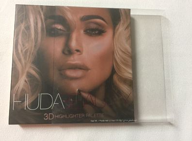 Huda Beauty 3D Highlighter palette