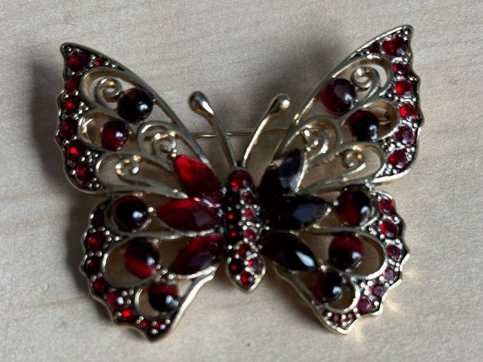 Butterfly pin