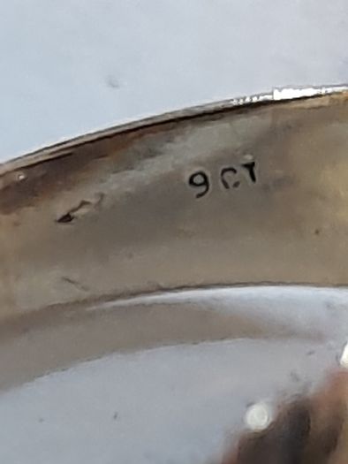 9ct gold ring With cluster diamonds hallmarked 375