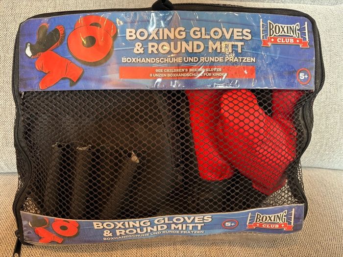 Kid's boxing gloves & round mitt set (5 yrs +)