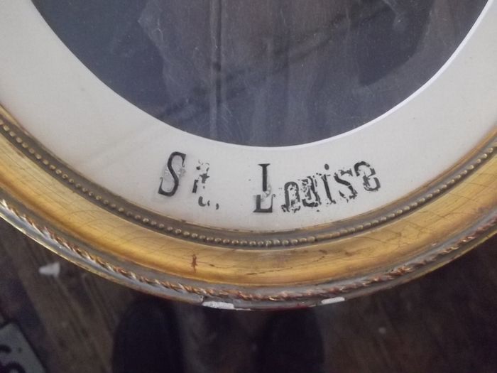 frame oval picture of st louise