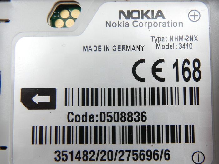 Vintage Nokia 6410 and charger