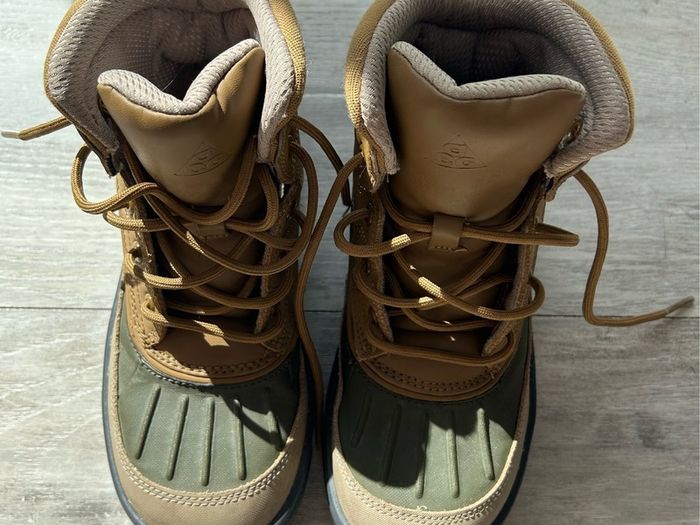 Child's Nike Winter Boots - UK 1.5 EU 33.5