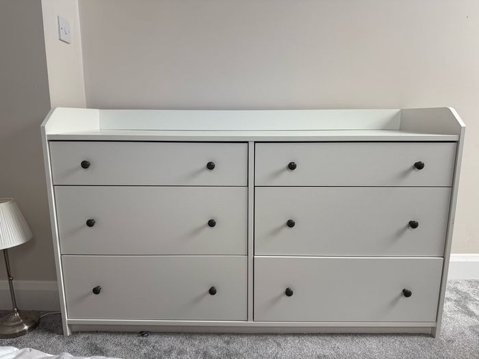 chest of drawers