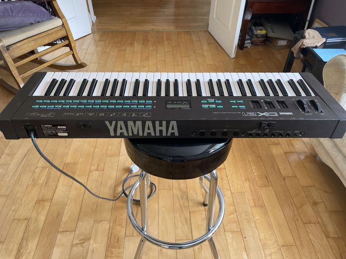 Yamaha DX-21 Synthesizer very clean
