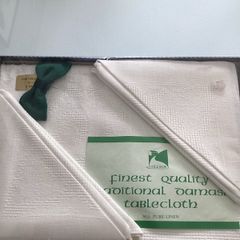 Vintage boxed pure linen tablecloth and 6 napkins