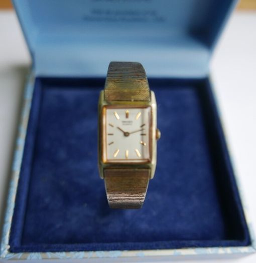 Vintage 1980s Seiko Tank Japan Quartz Ladies Watch (works well)